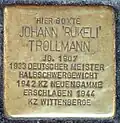 Placa instalada no chão (stolpersteine) em sua memória, no teatro da Schulterblatt 71, Hamburgo.