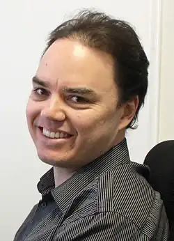 Homem com camisa social listrada