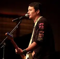 Bosch cantando e tocando guitarra com a Eyeshine na Saboten Con 2017