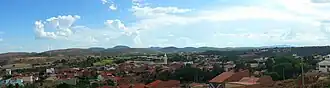 Panorama de Jucás, com a Igreja Matriz da cidade ao fundo.