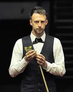 Foto de Judd Trump que venceu o evento, fazendo um break máximo numa vitória de 10–4 na final contra Matthew Selt.