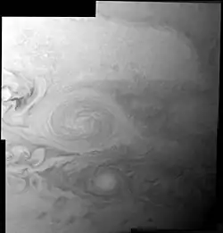 A Oval BA através das câmeras da espaçonave.