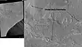 Canais invertidos próximo a Juventae Chasma, visto pela HiRISE. Canais que antes eram canais de água corrente regulares. A escala é de 1:500.