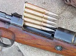 Carregando um fuzil Karabiner 98k calibre 7,92×57mm Mauser com um clipe "stripper" de cinco tiros.