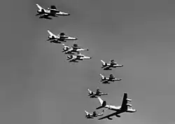 Caças norte-americanos sobre o Vietnã em 1965.