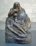 Mãe com filho morto, cópia da escultura ampliada a 1,6 metros de altura por Harald Haacke em 1993 no Neue Wache de Berlim, o memorial central da República Federal da Alemanha para as vítimas da guerra e da tirania.