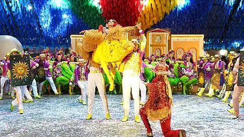 Kalie Kíssia, a rainha do povo, sendo erguida pelos dançarinos no final da sua performasse em 2024