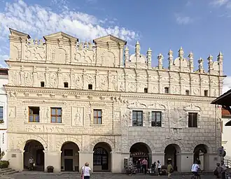 Prédio residencial Przybyłów na praça principal