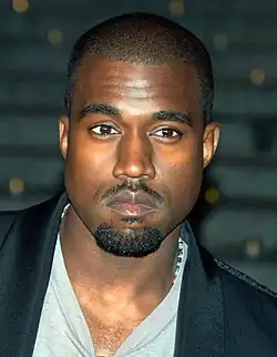 Kanye West olhando ligeiramente para a esquerda.