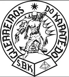 logo do karatê ashi antigo. com um guerreiro japonês com um dragão ao fundo