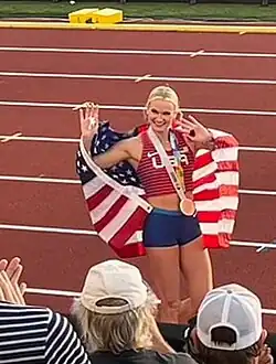 Katie Nageotte comemora com o público sua medalha de ouro no salto com vara.