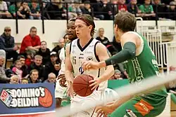 O clube de Njarðvík enfrenta Keflavík num jogo de basquetebol