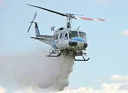 Um Bell 205 do Condado de Kern no Departamento de Bombeiros de Califórnia durante um exercício no Porto Espacial de Mojave