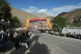 Multidão à espera da passagem em Khaltsi do Dalai Lama na sua visita ao Ladaque em agosto de 2012