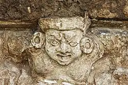 Detalhe de uma das decorações da base do mosteiro Khao Khlang Nai