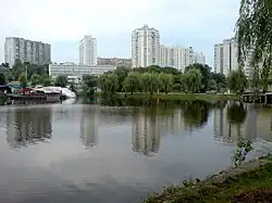 Parque e lago Rylsky próximo a praça Holosiivskyi
