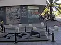 Monumento marcando o local do assassinato: Rua Ibn Gabirol entre a Prefeitura de Tel Aviv e Gan Ha'ir.