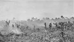 Homens limpando a áera do aeroporto de Kiriwina, Pacífico Sul, em julho de 1943.