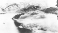 Navio de transporte japonês queimando em Kiska, no Alasca, após ataque dos EUA em 18 de junho de 1942