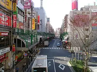 Rua em frente a Estação Kita-Senju em Adachi