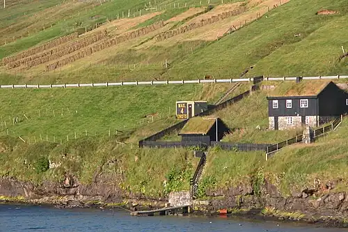 Casa antiga junto à costa