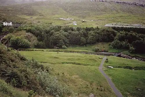 Bosque Viðarlundin úti í Grøv perto da cidade