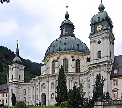 Monasterio de Ettal, arquitecto Enrico Zuccalli (arquitecto suíço-italiano radicado em Munique), decoração interior de Josef Schmutzer (escola de Wessobrunn de estuquistas) eJohann Baptist Straub.