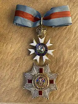 Insígnia de Cavaleiro Comendador da Distintíssima Ordem de São Miguel e São Jorge.