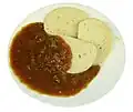 Böhmische Knödel ou klösse à moda da Boêmia servidos com goulash.