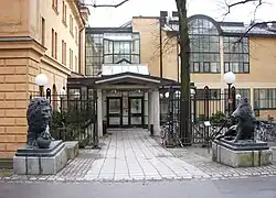 O leão e o porco à entrada do edifício