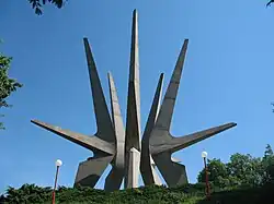 Monumento ao Destacamento Partisan de Kosmaj (1971) em Belgrado