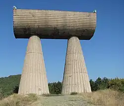 Monumento aos Mineiros (1973) projetado por Bogdan Bogdanović em Kosovska Mitrovica