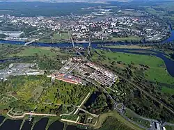 Kostrzyn nad Odrą. Em primeiro plano (parte inferior da foto), as ruínas da Cidade Velha e a Fortaleza de Kostrzyn