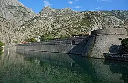 As antigas fortificações de Kotor.