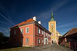 Kravaře: Paróquia e Igreja da Natividade da Virgem Maria na praça principal