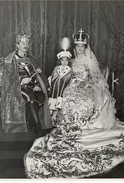 Carlos IV da Hungria, com a rainha Zita e o príncipe herdeiro Oto, após a coroação em Budapeste, 1916.
