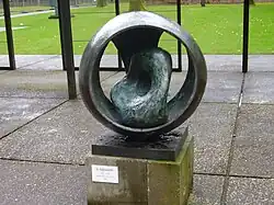 Sphere with Inner Form, 1963, no Museu Kröller-Müller, Otterlo, Holanda