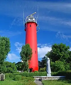 Farol com monumento no cemitério dos soldados soviéticos