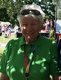 fotografia de Krystyna Czajkowska-Rawska. ela está de camisa verde em um parque em um dia ensolarado.