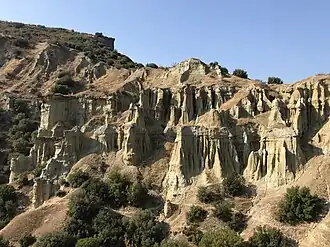 Formações vulcânicas (chaminés de fada) no Geoparque de Kula–Salihli