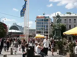 A Kungsportsplatsen com o mercado Saluhall ao fundo