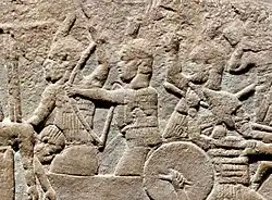 Soldados cuxitas armados de Taraca defendendo sua cidade do ataque assírio.