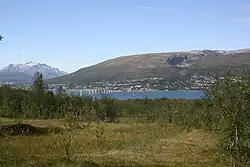 Kvaløya vista de Tromsøya, com a ponte de Sandnessund ao meio.