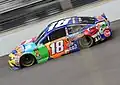 Kyle Busch com a pintura dos M&Ms Caramel