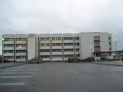 Læknagarður, com a Faculdade de Medicina