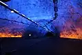 Uma das cavernas do túnel de Lærdal possui iluminação azul com luzes amarelas