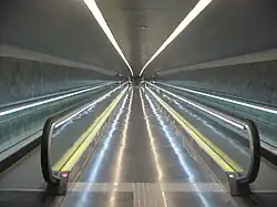 Corredor que conecta a plataforma com os elevadores de uma das saídas.