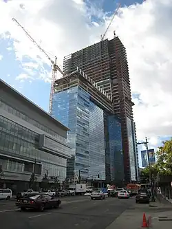 O hotel na Olympic Blvd. em construção em novembro de 2008