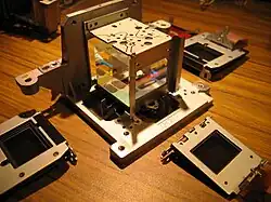 Aqui o mesmo conjunto ótico e à mostra o prisma, que mescla a imagem dos 3 painéis LCDs.