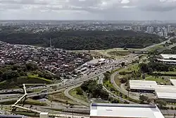 Vista aérea do bairro (à esquerda), junto à Avenida Paralela, à Ligação Iguatemi-Paralela e ao Hospital Sarah